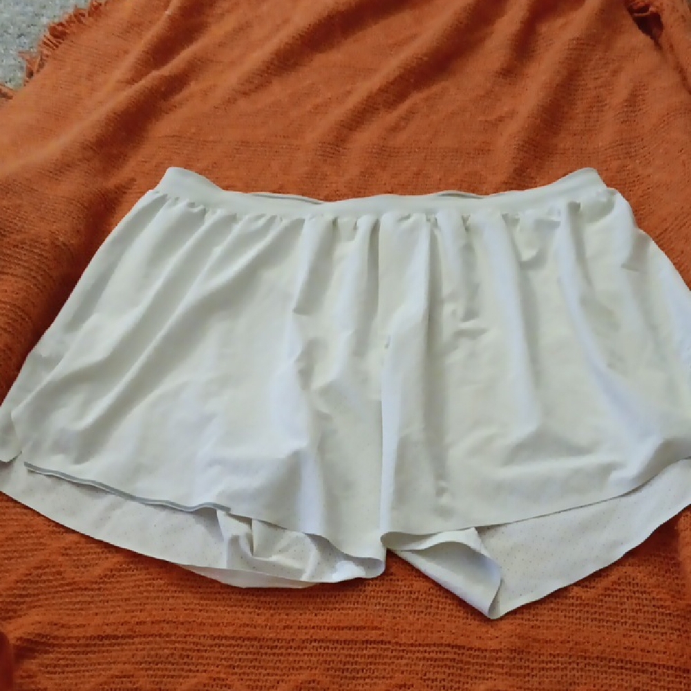 Women's Lulolemon atleti Shorts in White